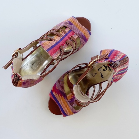 Etcetera Bohemian Pattern Heels - Picture 5 of 7